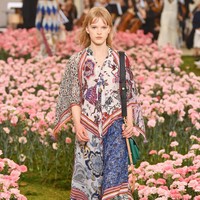 Koleksi terbaru Tory Buch ini dipamerkan di New York Fashion Week 2018, Bridge Market, New York City, Jumat (9/2/2018). (Photo by Slaven Vlasic / Getty Images)