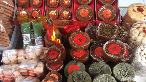 Jelang Imlek, Kue Keranjang dan Lampion Dijual di Petak Sembilan