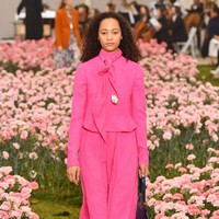 Koleksi terbaru Tory Buch ini dipamerkan di New York Fashion Week 2018, Bridge Market, New York City, Jumat (9/2/2018). (Photo by Slaven Vlasic / Getty Images)