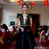 Fashion show Trilogy of Chinese Story’ karya tiga desainer Indonesia yakni Anaz, Yudhistira dan Yosep Sinudarsono yang memamerkan koleksi cheongsam di Pearl Chinese Restaurant,  JW Marriott Hotel Jakarta. Kamis [8/2/2018]. Foto: Mohamamd Abduh/Wolipop. Foto: Mohammad Abduh/Wolipop