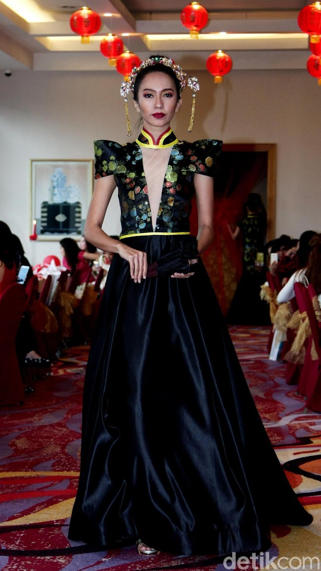 Fashion show Trilogy of Chinese Story’ karya tiga desainer Indonesia yakni Anaz, Yudhistira dan Yosep Sinudarsono yang memamerkan koleksi cheongsam di Pearl Chinese Restaurant,  JW Marriott Hotel Jakarta. Kamis [8/2/2018]. Foto: Mohamamd Abduh/Wolipop. Foto: Mohammad Abduh/Wolipop