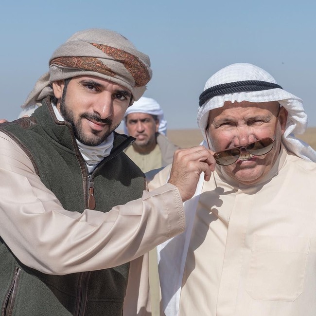 Sisi romantis lainnya dari sang pangeran adalah hobinya dalam membuat puisi. Kebanyakan puisi-puisinya tertuju untuk ayah, ibu atau keluarga yang dicintainya.  Foto: Instagram