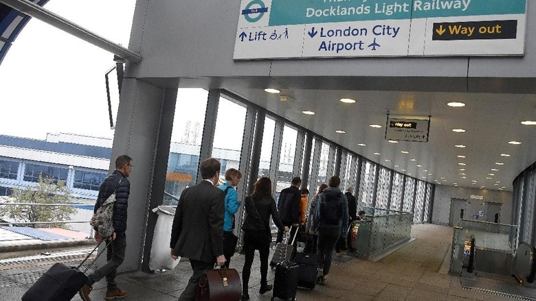 Bandara Kota London FILE PHOTO: Passengers alight from a train to enter City Airport in London, Britain, October 18, 2017. REUTERS/Toby Melville/File Photo