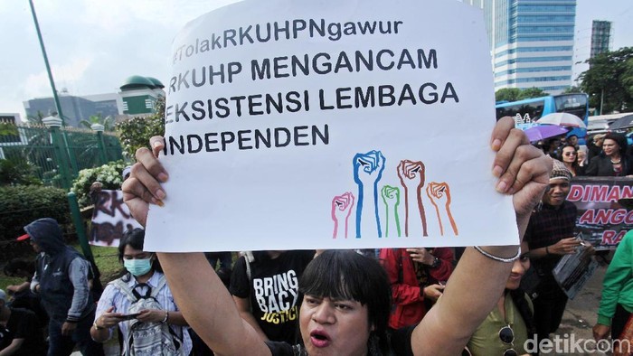 Massa yang menamakan diri Aliansi Masyarakat Sipil menggelar aksi di depan gedung DPR/MPR, Senin (12/2/2018). Mereka menolak RUU KUHP.