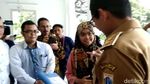 Gaya Sandiaga Pakai Bahasa Isyarat saat Terima Aduan Warga Difabel