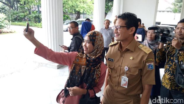 Terima Aduan Warga Tunawicara, Sandiaga Gunakan Bahasa Isyarat