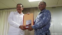 Ketua DPR Bambang Soesatyo didampingi Ketua KPK Agus Raharjo meresmikan klinik Laporan Harta Kekayaan Penyelenggara Negara berbasis elektronik (e-LHKPN) di Nusantara III, Komplek Parlemen, Senayan, Jakarta, Senin (12/2/2018).
