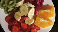 Diet sehat Kartika mengharuskan dirinya banyak makan buah. Potongan buah naga, jeruk, strawberry, pisang dan kiwi jadi menu sehatnya Kartika. Foto: Instagram