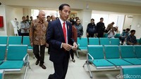 Presiden Jokowi meninjau Ruang Pelayanan Terpadu di Gedung Direktorat Jenderal Protokol dan Konsuler Kementerian Luar Negeri, Jakarta.