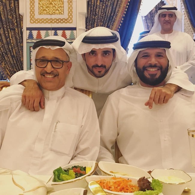 Sheikh Hamdan merupakan anak kedua dari 13 bersaudara. Sang pangeran merupakan putra dari Sheikh Mohammed bin Rashid Al Maktoum dan ibunya Sheikha Hind bint Maktoum bin Juma Al Maktoum.  Foto: Instagram
