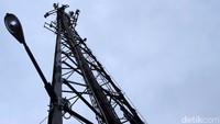 Ridwan bertahan di atas tower lebih dari satu jam.