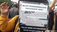 Foto: Ada juga yang membawa spanduk bertuliskan RKUHP mengkriminalisasi masyarakat adat. (Arief-detikcom)