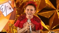 Ia tampil mengenakan busana berwarna merah terang. Foto: Ismail/detikHOT