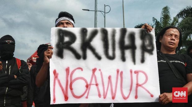 Aliansi Masyarakat Sipil melakukan aksi tolak RKUHP karena sejumlah rancangan pasal yang kontroversial, di depan gedung DPR RI, Jakarta, Senjn, 12 Februari 2018. 