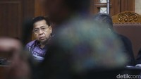 Terdakwa korupsi e-KTP, Setya Novanto mendengar keterangan para saksi dalam sidang di Pengadilan Tipikor, Senin (12/2/2018).