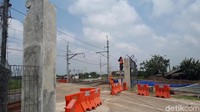 Pintu gerbang besi itu kini diletakkan di pinggir jalan, namun tak tampak kerusakan atau patahan berarti pada pintu tersebut. (Ahmad Bil Wahid/detikcom)