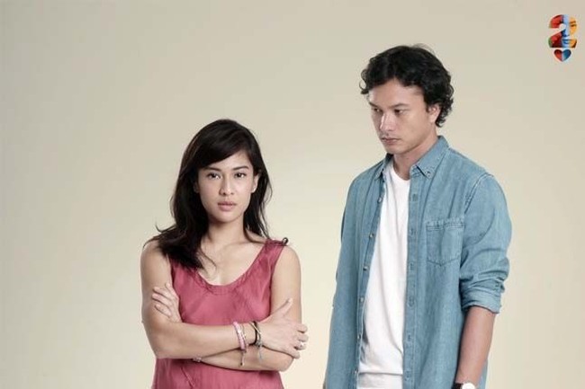 Salah satu pasangan kekasih paling fenomenal di film Indonesia, Rangga dan Cinta dalam Ada Apa dengan Cinta?. Kisah cinta sepasang kekasih yang diperankan Dian Sastrowardoyo dan Nicholas Saputra ini sukses menunjukkan kalau perbedaan latar belakang sosial dan karakter justru bisa membuat sebuah hubungan asmara lebih menarik dijalani. Foto: Istimewa