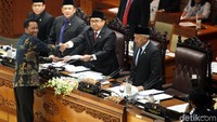 Ketua Badan Legislatif DPR Supratman Andi menyerahkan hasil pembahasan revisi Undang-Undang Nomor 17 Tahun 2014 tentang MPR, DPR, DPD, dan DPRD (UU MD3) kepada Fadli Zon.