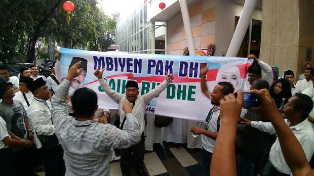 Perang yel-yel di luar hotel tempat pengundian nomor urut