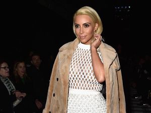 Tampil Topless, Ini Gaya Kim Kardashian Berfoto Sambil Makan Mie di Jepang