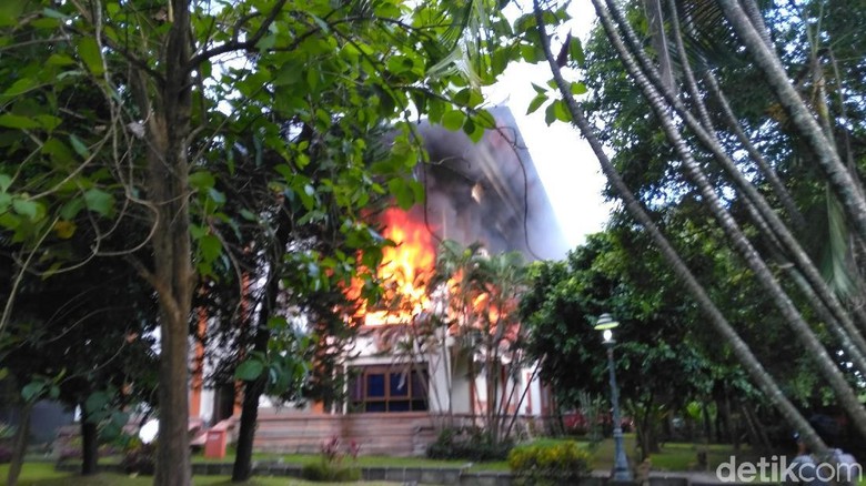 Gedung Pemprov Bali Terbakar, Pegawai Berhamburan Gedung Pemprov Bali Terbakar, Pegawai Berhamburan