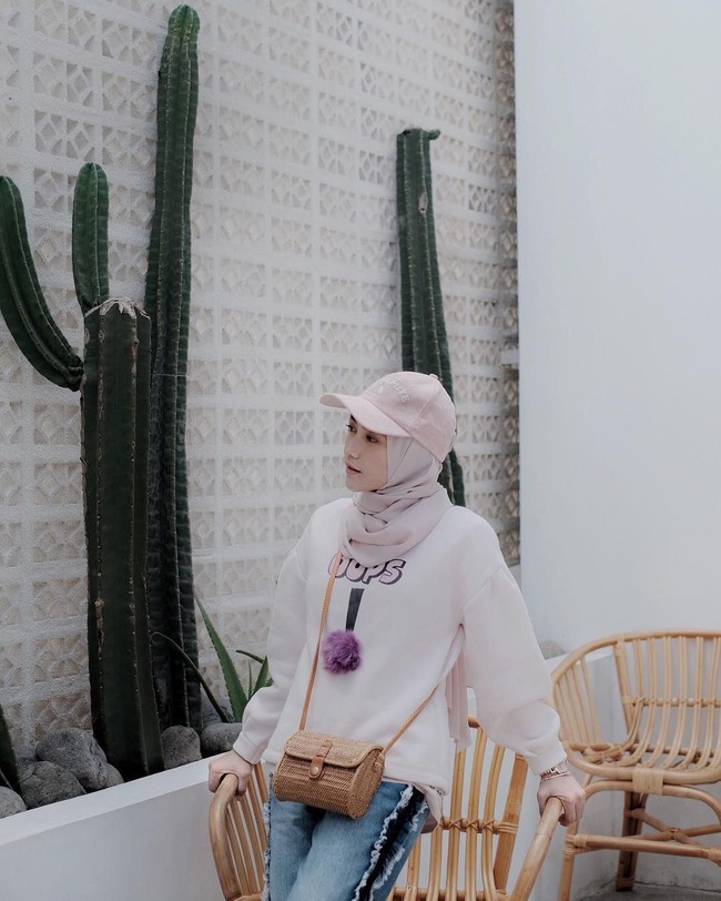 Lain lagi dengan tampilan Nisa Cookie saat ke Bali. Ia memilih tampil lebih sporty dengan topi softball, sweater, dan jeans. Topinya berwarna senada dengan outfit yang ia pakai. Foto: Instagram