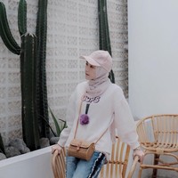 Lain lagi dengan tampilan Nisa Cookie saat ke Bali. Ia memilih tampil lebih sporty dengan topi softball, sweater, dan jeans. Topinya berwarna senada dengan outfit yang ia pakai. Foto: Instagram