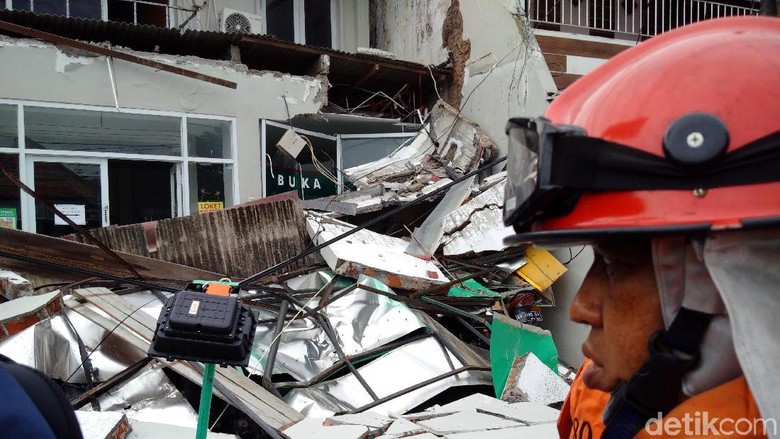 Konstruksi Bangunan Apotek di Yogya Ambruk, Puluhan Motor Tertimbun Konstruksi Bangunan Apotek di Yogya Ambruk, Puluhan Motor Tertimbun