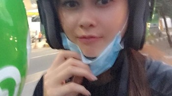 Aura Kasih melengkapi deretan selebriti Tanah Air yang pernah menaiki Go-Jek (IG: @aurakasih)