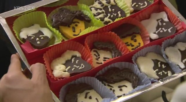 Untuk para cewek, pacar kamu tentu akan senang kalau dapat cokelat atau cookies buatan kamu sendiri, ketimbang cokelat yang dibeli di toko, karena akan lebih personal. Lihat saja betapa senangnya Goo Joon Pyo saat dapat hadiah ulang tahun berupa cokelat yang dibuat sendiri oleh Geum Jan Di di drama Boys Over Flowers. Foto: Istimewa