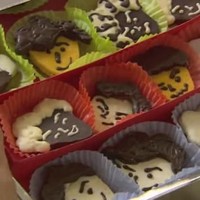 Untuk para cewek, pacar kamu tentu akan senang kalau dapat cokelat atau cookies buatan kamu sendiri, ketimbang cokelat yang dibeli di toko, karena akan lebih personal. Lihat saja betapa senangnya Goo Joon Pyo saat dapat hadiah ulang tahun berupa cokelat yang dibuat sendiri oleh Geum Jan Di di drama Boys Over Flowers. Foto: Istimewa