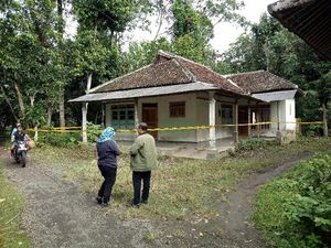 Densus 88 Geledah Rumah Warga Banyuwangi Amankan Barang Bersumbu