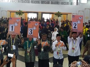 Unik, Nomor Urut Undian Pilkada Tegal Ditaruh Dalam Teko Teh Poci