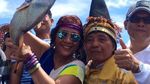Mengintip Gaya Nyentrik Susi Pudjiastuti Saat Ngopi di Tengah Laut!