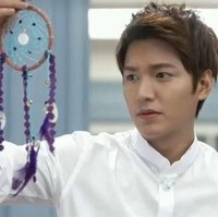 Dalam drama Heirs, Cha Eun Sang memberikan gantungan Dream Catcher untuk Kim Tan, dengan harapan itu akan membawakan mimpi indah baginya. Untuk kamu yang ingin memberikan kado Valentine dengan penuh makna sentimentil, bisa juga memilih Dream Catcher. Dalam kepercayaan suku Indian, Dream Catcher dipercaya bisa menangkap mimpi indah dan menjebak mimpi yang buruk. Foto: Istimewa