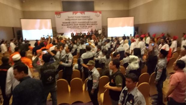 Massa Paslon Pilwalkot Makassar Ricuh, Saling Tunjuk dan Dorong