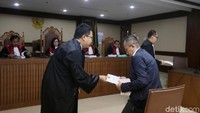 Selanjutnya, pada 25 Agustus 2017 motor tersebut diantarkan oleh Tatang Muharam ke kediaman Sigit di Jakarta Timur. Sigit kemudian memberi tahu ke Setia Budi kalau motor sudah diterima.
