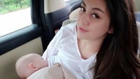 Istri Stevan William juga tengah berjuangn memberi ASI Eksklusif untuk bayinya. Dia membagikan momen menyusuinya lewat Instagram. “Menyusui bukanlah sebuah Pilihan tapi suatu Keharusan Menyusui adalah tanggungjawab!” tulisnya. Foto: Instagram