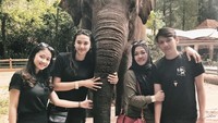 Tak hanya bareng pacar, Pungky juga pernah liburan bareng keluarganya. Ini saat mereka tamasya ke Taman Safari Indonesia di Puncak. (Pungky Afriecia/Instagram)