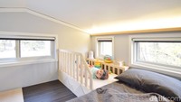 Nah, di pinggir tempat tidur utama ada kasur kecil buat si kecil, jadi si kecil dan orangtua bisa tidur dengan aman dan nyaman, lucu banget kan. Istimewa/Inhabitat