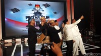Setelah prosesi mendapatkan nomor urut, empat paslon yaitu Ridwan Kamil-Uu Ruzhanul Ulum, TB Hasanuddin-Anton Charliyan, Sudrajat-Ahmad Syaikhu, dan Deddy Mizwar-Dedi Mulyadi memanfaatkan momen bersejarah ini dengan swafoto di atas panggung.