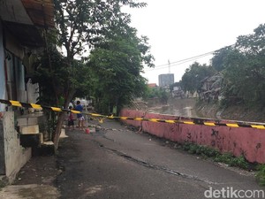 Jalanan di Kampung Berlan Retak Sepanjang 50 Meter