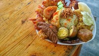 Nasi ulam yang satu ini kok terlihat sangat banyak ya porsinya. Isinya ada tahu, telur, bihun, bihun, ayam goreng, gorengan dan masih banyak lagi. Mau coba nggak, nasi ulam unggahan @kokofood.id? Foto: Istimewa