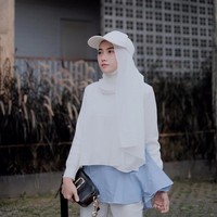 Salah satu trik Nisa Cookie tampil simple saat pakai topi adalah perpaduan warna. Ia memilih warna topi yang sesuai dengan busana yang ia pakai. Foto: Instagram