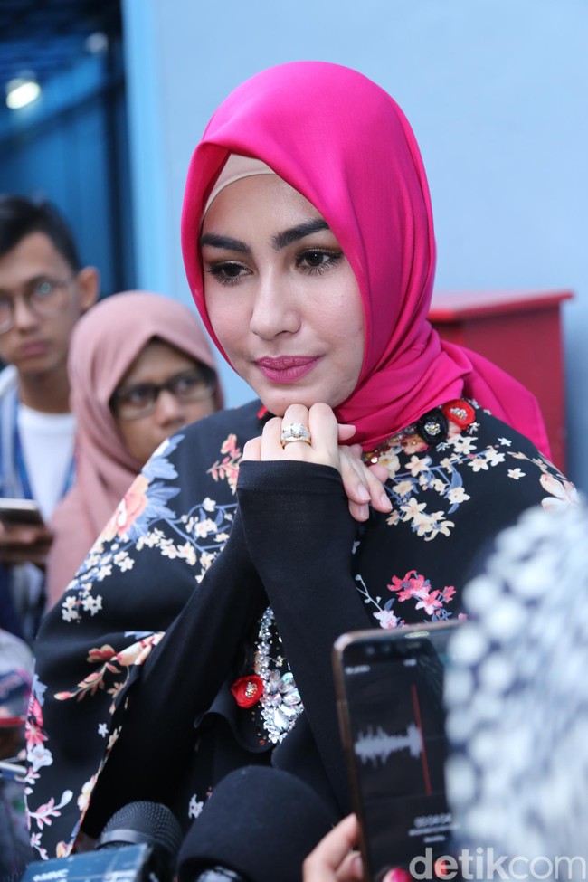 Kartika Putri juga mengawali karirnya sebagai presenter olahraga pada tahun 2011. Mantap berhijrah tahun ini, ia pun tampil lebih manis dan teduh dengan hijab simple. Foto: Hanif Hawari/detikHOT