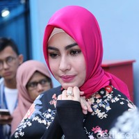 Kartika Putri juga mengawali karirnya sebagai presenter olahraga pada tahun 2011. Mantap berhijrah tahun ini, ia pun tampil lebih manis dan teduh dengan hijab simple. Foto: Hanif Hawari/detikHOT