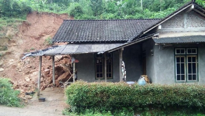 Longsor yang Terjang 2 Rumah Ini Paksa Penghuninya Mengungsi