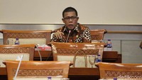 Dalam rapat, anggota Komisi III DPR meminta KPK tak banyak mengomentari hal-hal tak penting. Hal itu diungkapkan ketika anggota Komisi III Masinton Pasaribu sedang memberikan pernyataan saat rapat. Masinton mengomentari pernyataan Wakil Ketua KPK Laode M Syarif soal UU MD3 yang dianggap inkonstitusional.