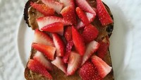 Tak kalah simpelnya, brown bread diolesi almond butter atau selai kacang dan diberi topping irisan strawberry. Segar enak!Foto: Istimewa