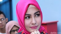 Senyuman manis Kartika Putri. Foto: Hanif Hawari/detikHOT